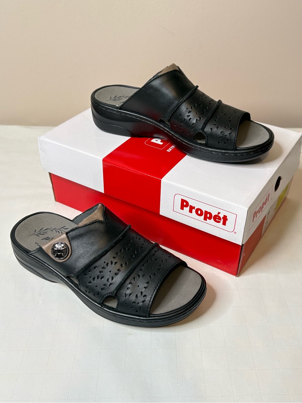 Propet Women's sz 7 WIDE Black Gertie Slide Sandal  New In Box (35)